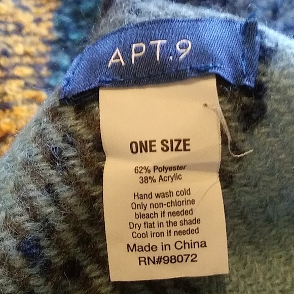 Large square scarf - Picture 6 of 7